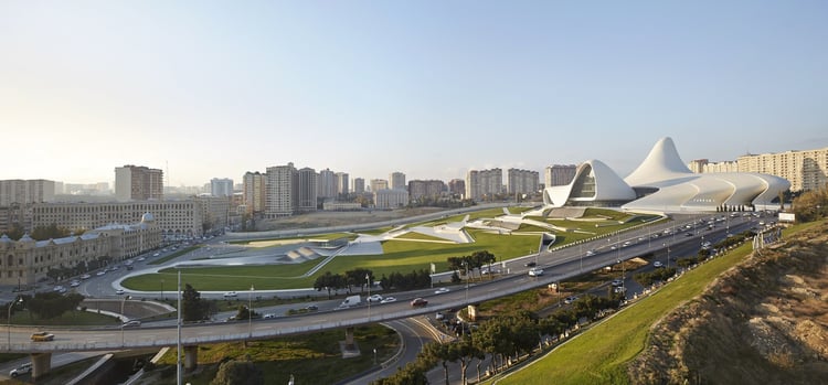 주변의 딱딱한 구 소련 건축 특징에서 벗어난 모습