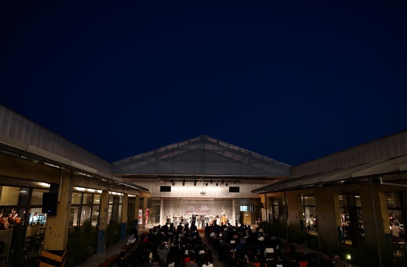 잘라내기 방식을 이용한 중정과 파사드