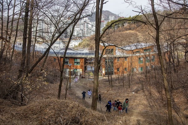 산으로 향하는 아이들과 솔빛숲 유치원의 배면