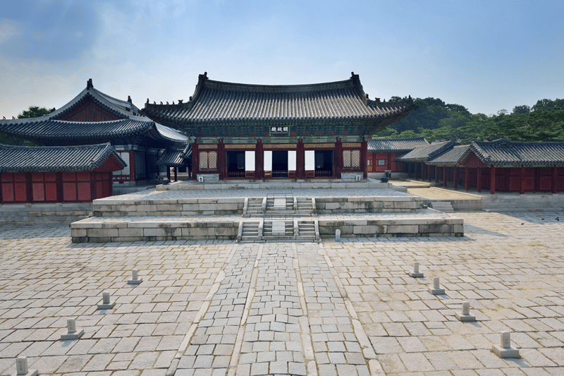 궁궐의 원칙을 깨고 동향으로 지어진 창경궁