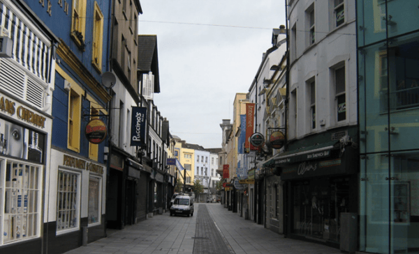 건축물이 서로 붙어서 도시 가로를 형성하고 있는 아일랜드의 코크(Cork)시 중심가
