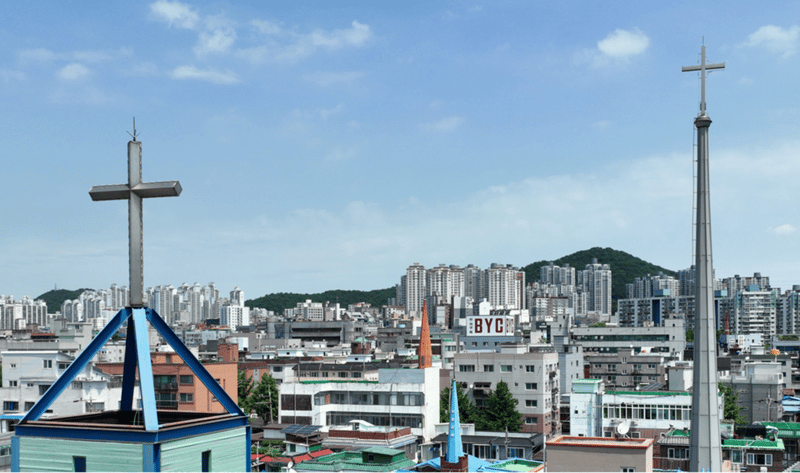 건물 꼭대기에 설치된 교회 첨탑