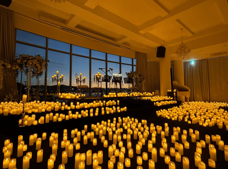마리나파크 웨딩홀 ‘캔들라이트(Candlelight)’ 공연 전의 풍경. 창 밖의 노을과 함께 보이는 수 천 개의 촛불이 비현실적인 풍경을 만든다. ©2022 - 황남인