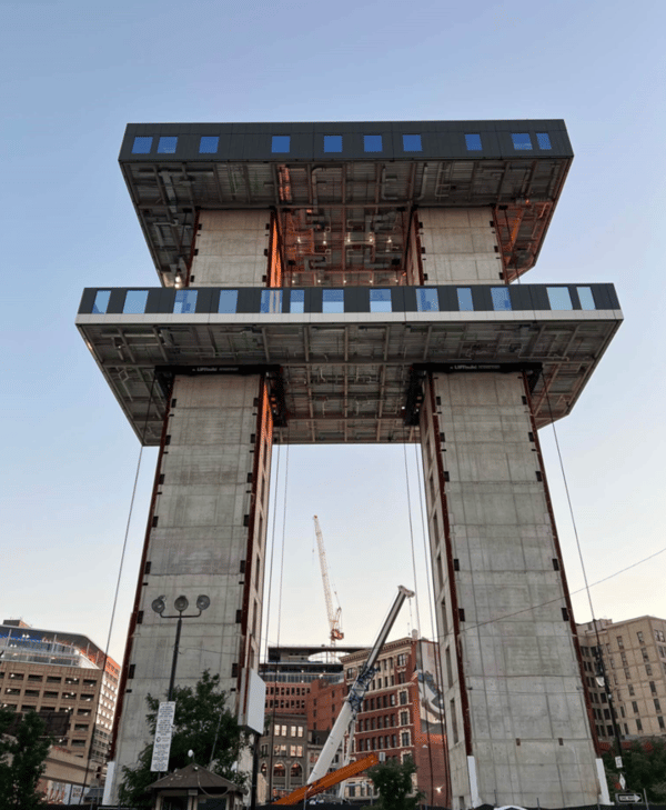 계단실과 엘리베이터를 포함하고 있는 두개의 콘크리트 기둥