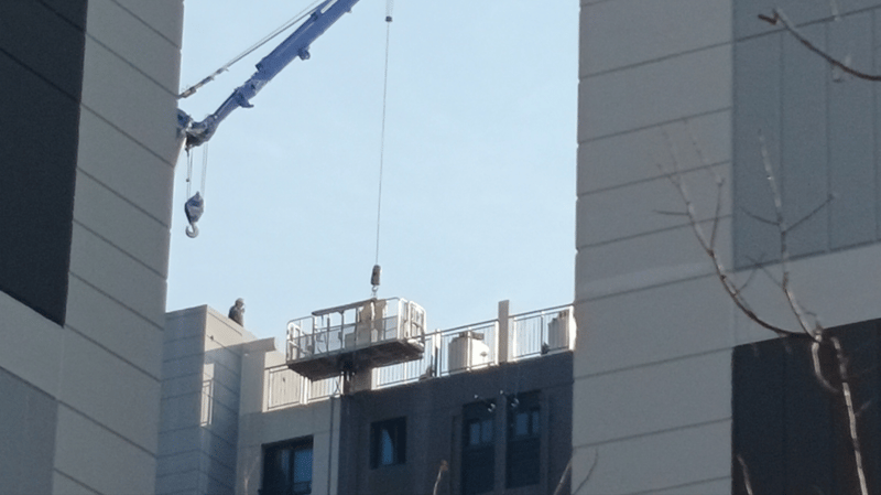 재시공 공사가 진행 중인 고도제한 위반 아파트