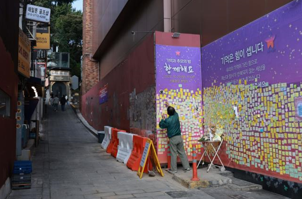 사고가 발생한 골목길에 설치된 추모 공간