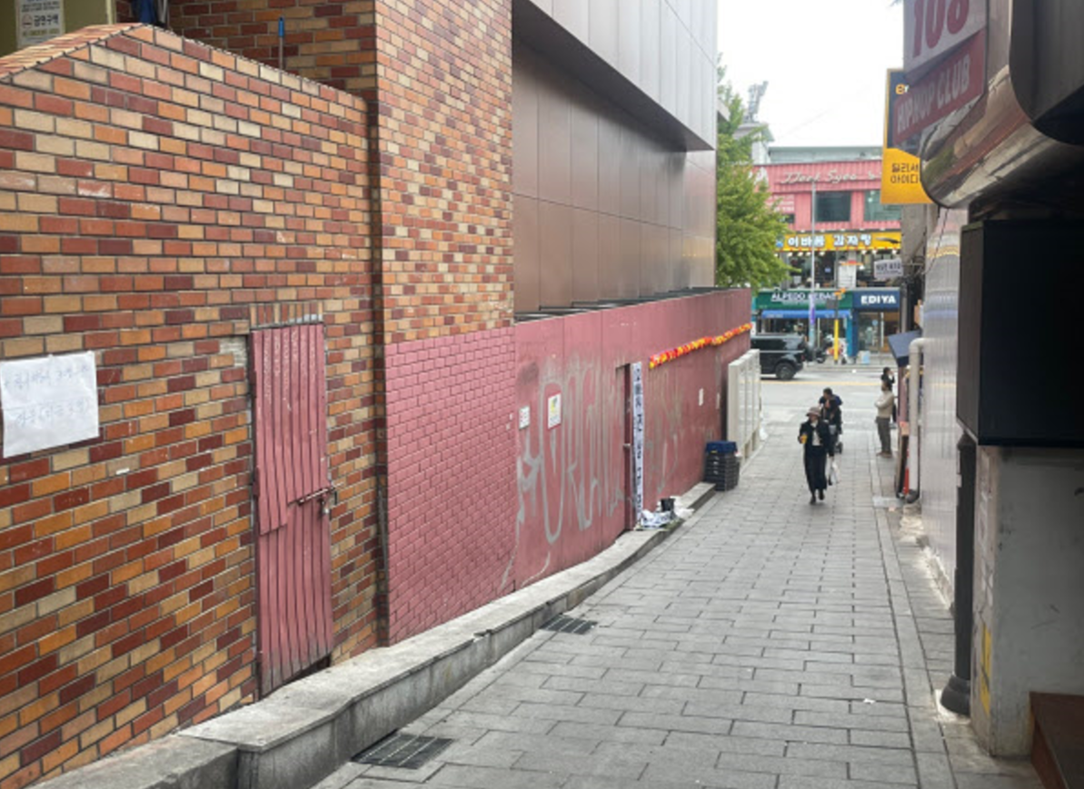 사고 발생 후에도 철거되지 않은 가벽