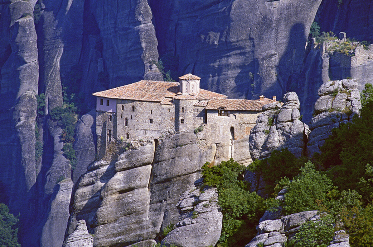 바위 꼭대기에 위치한 수도원