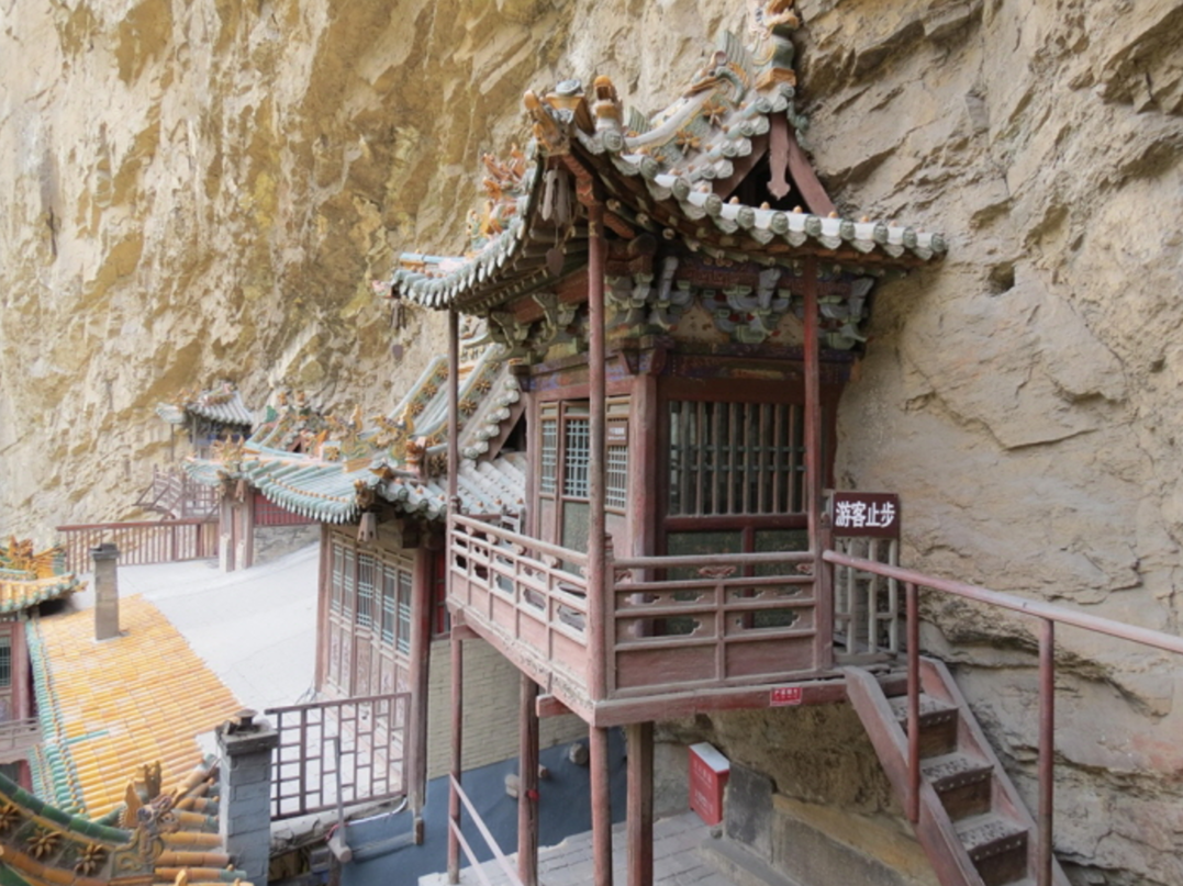 가로 세로로 정교한 나무 기둥들