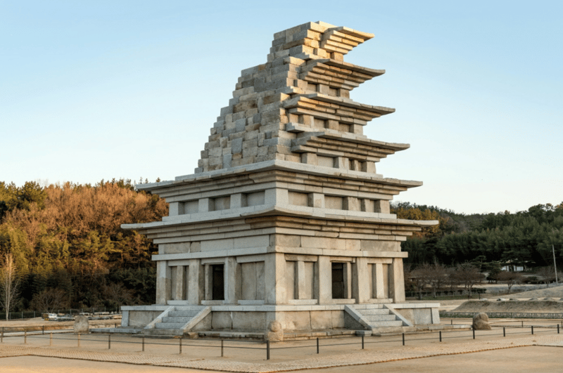 복원된 미륵사지 석탑