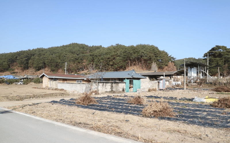 철거 전 집과 주변 마을의 풍경