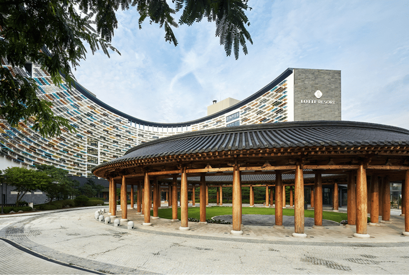 말밥굽처럼 생긴 건물과 한옥 회랑이 마주보고 있는 모습