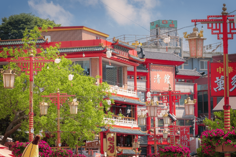 황금색과 붉은색으로 이루어진 중국풍 건물