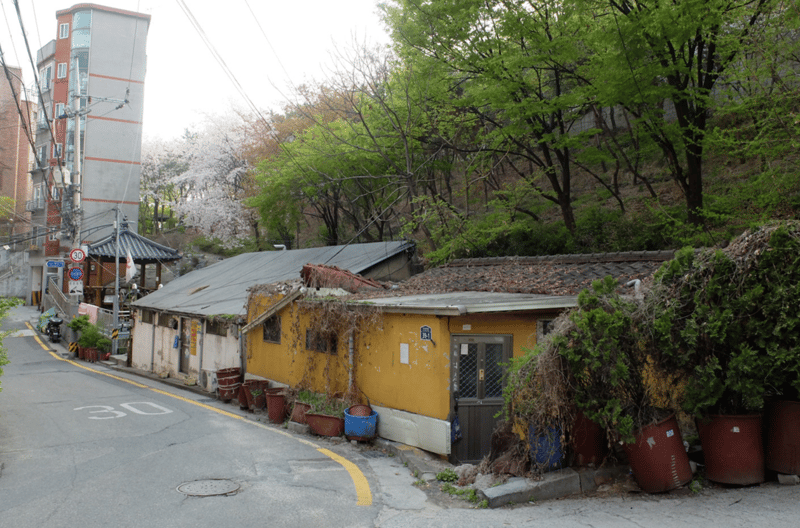 세로로가 지어지기 전 위치하고 있었던 폐가