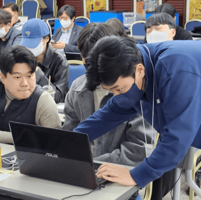 CAD 교육을 보조하고 있는 CAD 팀원