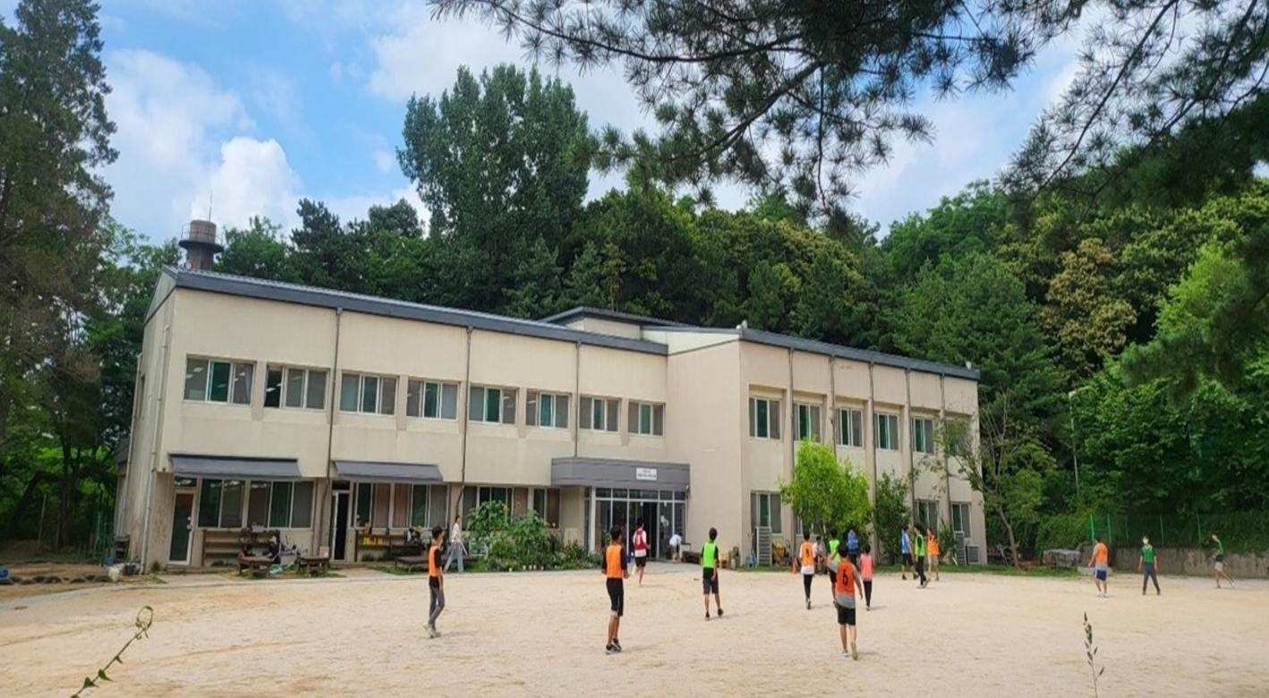 약 100여 명의 학생이 다니고 있는 고양자유학교