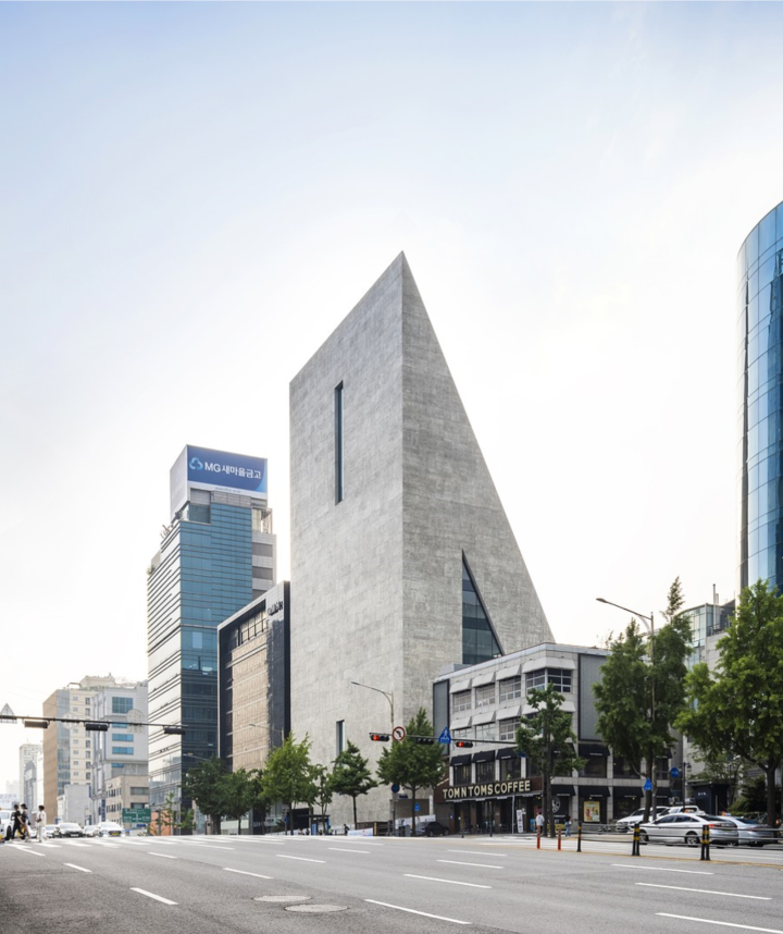 강남구 대로변에 위치한 삼각형 형태의 송은아트센터