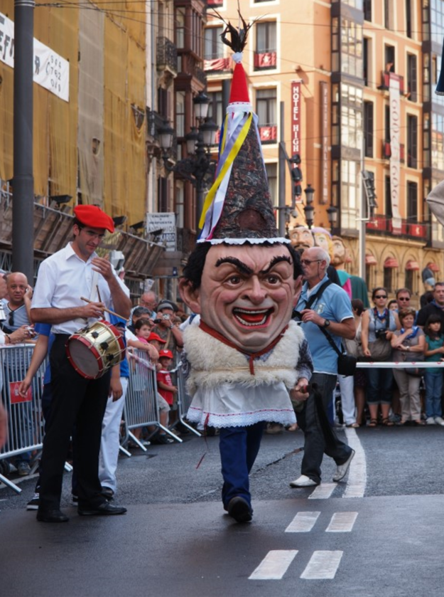 큰 머리 인형이 행진하는 ‘거인과 큰 머리’ 민속 축제