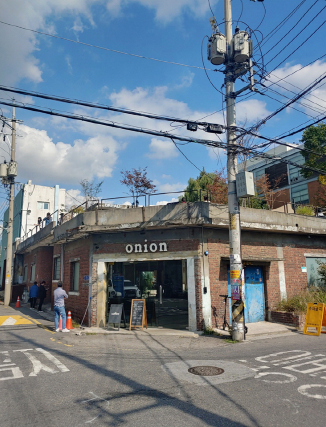 폐공장 외관을 그대로 살린 어니언 성수 카페 전경