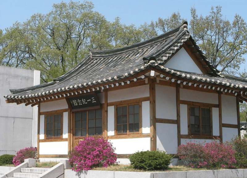 학교 뒤편에 위치한 삼일 기념관